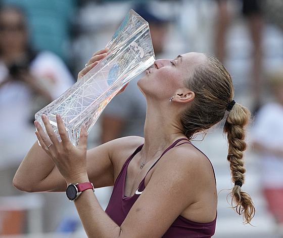 Petra Kvitová líbá trofej pro vítzku turnaje v Miami.