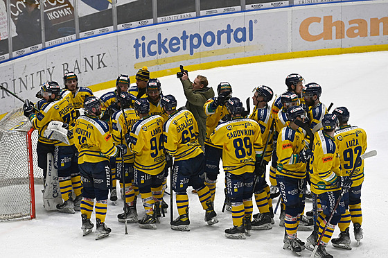 Zlín�tí hokejisté oslavují výhru ve �tvrtém finálovém utkání první ligy.