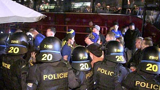 Po hokejovém zápase ve Vsetín� zasahovala policie. (1. dubna 2023)