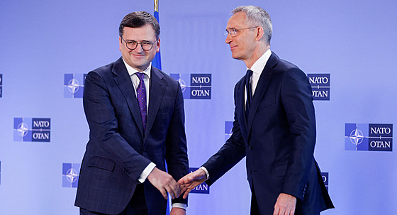 éf NATO Jens Stoltenberg (vpravo) a ukrajinský ministr zahranií Dmytro Kuleba...