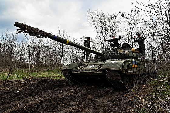 Ukrajintí vojáci na vojenském cviiti poblí frontové linie u Záporoí na...