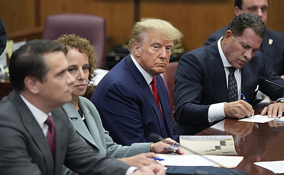Bývalý prezident Donald Trump sedí se svým týmem obhájc u soudu na Manhattanu....