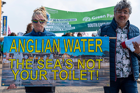 Obyvatelé anglického msta Southend on Sea protestují proti vypoutní...
