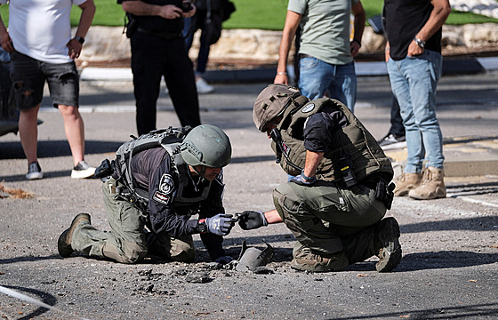 Izraeltí policisté odklízí zbytky rakety vypálené z Libanonu. (6. dubna 2023)