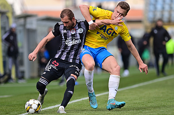 �eskobud�jovický Martin Sladký (vlevo) si kryje mí� p�ed Robertem Juklem z...