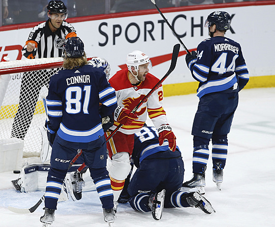 Trevor Lewis slaví gól, hrá�i Jets jen zklaman� p�ihlí�ejí.