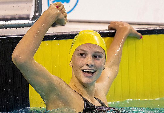 Kanadská plavkyn Summer McIntoshová se raduje z pokoení svtového rekordu v...