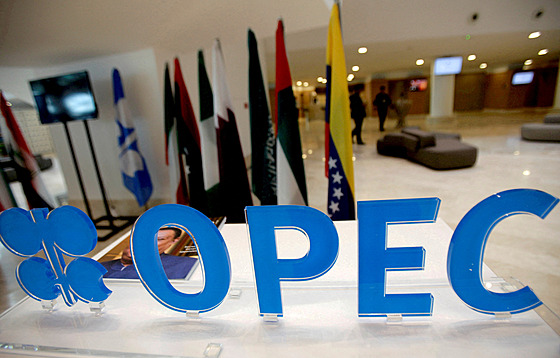 Logo organizace OPEC bhem setkání jejích len v Alírsku (28. záí 2016)