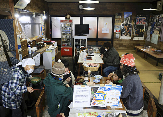 Majitelka restaurace izuko Nagaseová nabízí ve svém podniku ve mst Hakusan v...