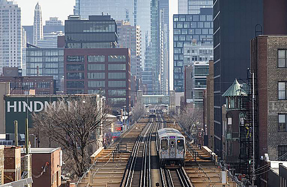 Vlaky chicagské rové linky CTA projídjí pes West Loop. (8. bezna 2021)