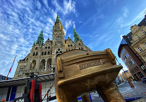 Socha Davida erného ped libereckou radnicí.