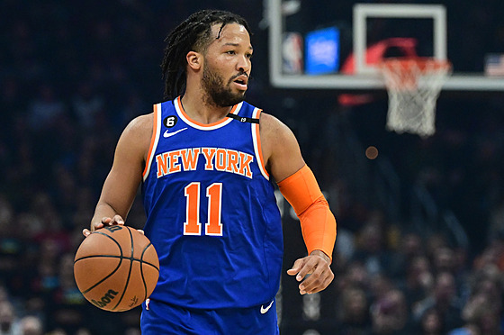 Jalen Brunson z New York Knicks kontroluje balon.