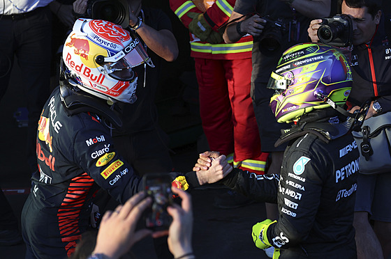 Max Verstappen z Red Bullu a Lewis Hamilton z Mercedesu si podávají ruce po...