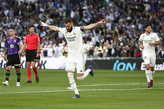 Karim Benzema z Realu Madrid se raduje ze svého t�etího gólu proti Valladolidu.