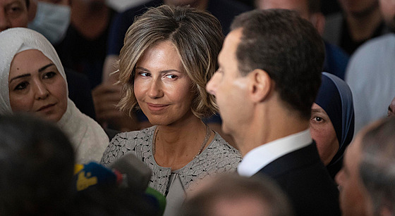 Syrská první dáma Asma Asadová se dívá na svého mu�e, prezidenta Ba�ára Asada....