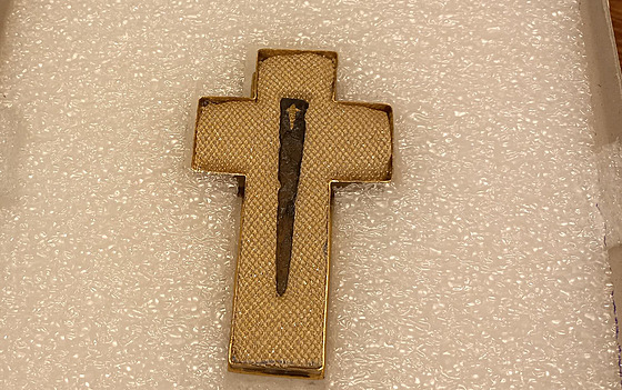 H�eb byl druhotn� ozna�en zlatým k�í�kem metodou tausování.