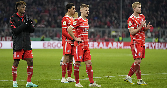Zklamané a prázdné pohledy. Fotbalisté Bayernu po vyazení z Nmeckého poháru,...