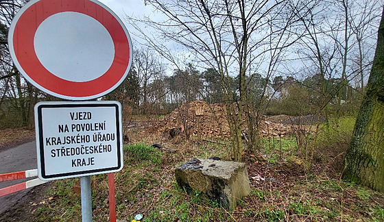 Firma Mladá RP zahrnula rozdrcený eternit, který je drahé likvidovat, pod zem v...