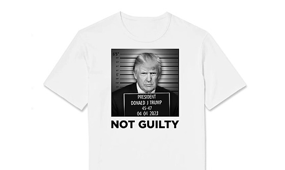 Donald Trump na svém webu prodává bílé triko s ernobílou fotografií, na které...
