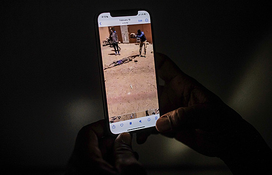 Násilné video ze zloinu v Burkina Faso, které zaalo kolovat v soukromých...