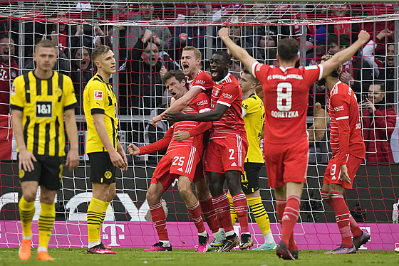 Fotbalisté Bayernu Mnichov slaví gól do sít Borussie Dortmund.