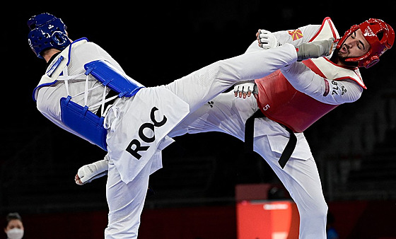 Ruský taekwondista Vladislav Larin (vlevo) v olympijském finále v Tokiu proti...