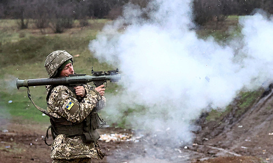 Ukrajinský voják stílí bhem výcviku. (6. dubna 2023)
