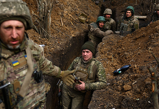 Ukrajintí vojáci v zákopech poblí východoukrajinského msta Bachmut (5. dubna...