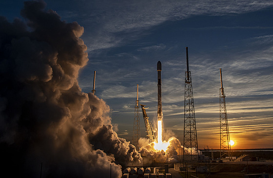 Start rakety Falcon 9 s novu generací druic Starlink V2-mini.