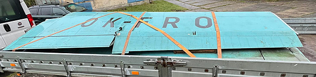 Slavné letadlo dotáhli do druhého patra. Neváhají ho tam i nastartovat