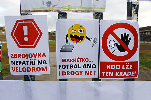 Protest fanoušků kvůli Lužánkám se před politiky nekonal, přišlo jich jen pár