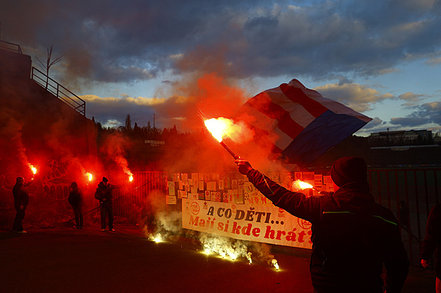 Protest fanoušků kvůli Lužánkám se před politiky nekonal, přišlo jich jen pár