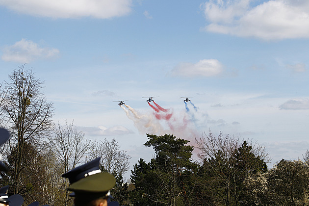 Lidé se loučili s generálem Bočkem, vrtulníky na nebe vypustily barvy trikolory