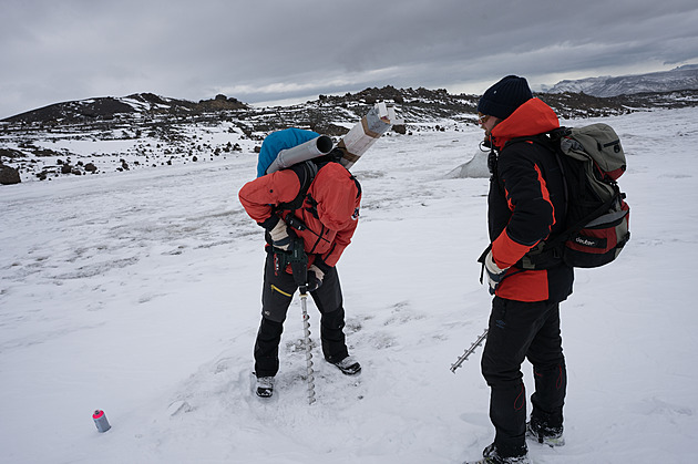 Výzkumníci v Antarktidě zažili nejteplejší zimu vůbec, opravili i střechu