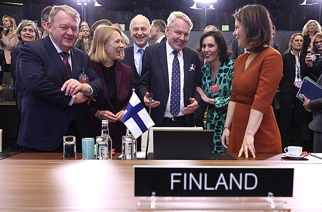 Putin se přepočítal, jásal Biden. Na Finsko v NATO odpovíme, tvrdí Kreml