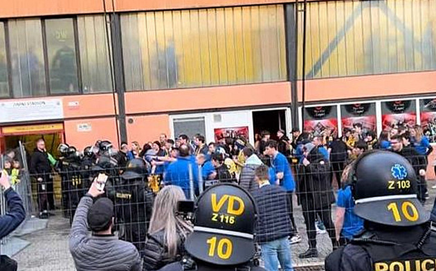 Po derby Vsetína se Zlínem policie zadržela 9 lidí, řeší výhrůžky brankáři