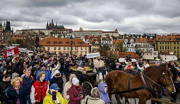 Průvod Velvarských s vejci připomněl legendu o stavbě Karlova mostu