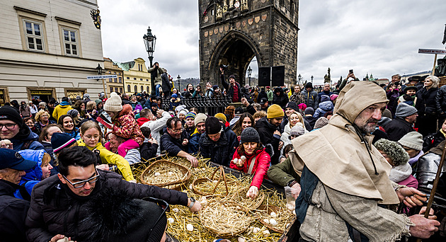 Průvod Velvarských s vejci připomněl legendu o stavbě Karlova mostu