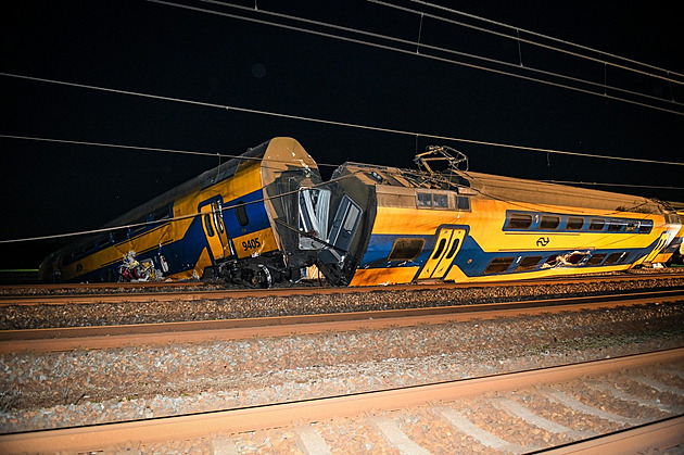 U Haagu narazil osobní vlak do jeřábu. Jeden člověk zemřel, desítky zraněných