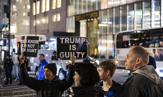ANALÝZA: Nedůvěryhodný svědek, nedávný precedens. Obžaloba Trumpa stojí na vodě