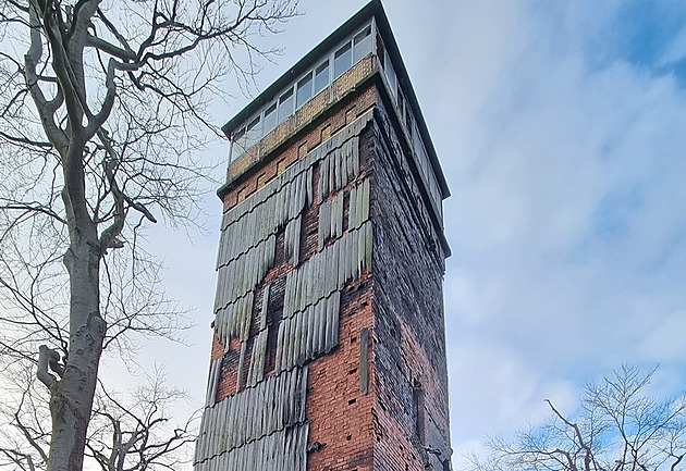 Na Vlčí hoře hořelo, plameny zasáhly i přes 130 let starou rozhlednu