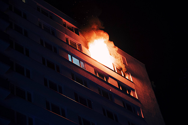 Požár ve 12 patře. Plameny šlehaly z oken bytu, desítky evakuovaných