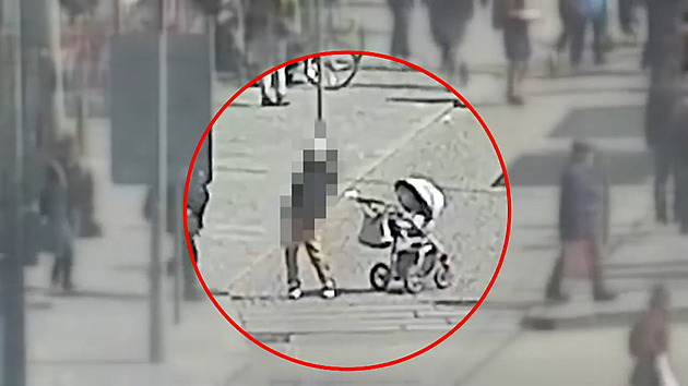 Muž s dítětem v kočárku se na ulici podivně klátil, byl zdrogovaný