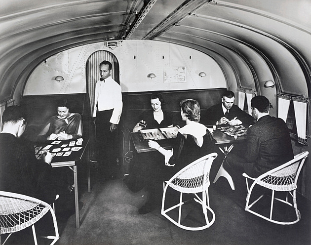 OBRAZEM: Cigárka, filmy a spousta zábavy. Neuvěříte, jak se dříve létalo