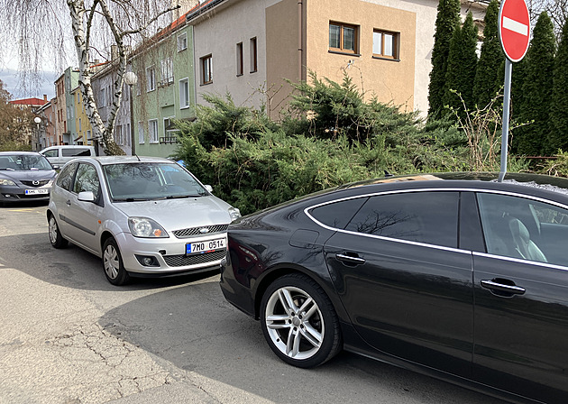 Parkují i týden bez placení a projde jim to, kritizuje přerovská opozice