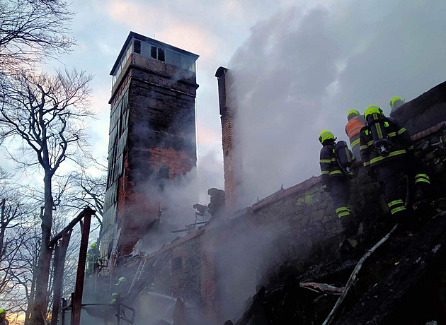 Na Vlčí hoře hořelo, plameny zasáhly i přes 130 let starou rozhlednu