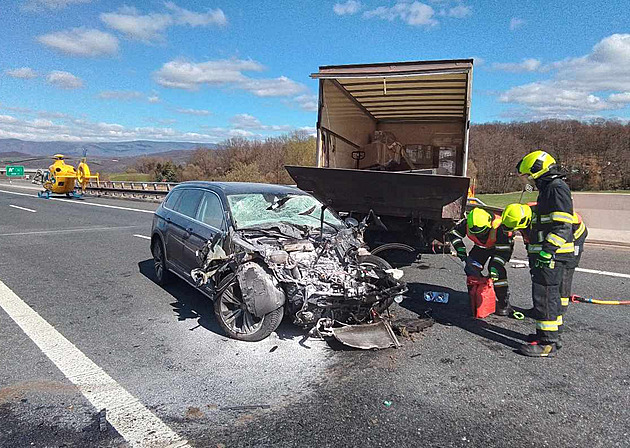 Dálnici D8 za Lovosicemi zablokovala vážná nehoda, směr na Německo stál