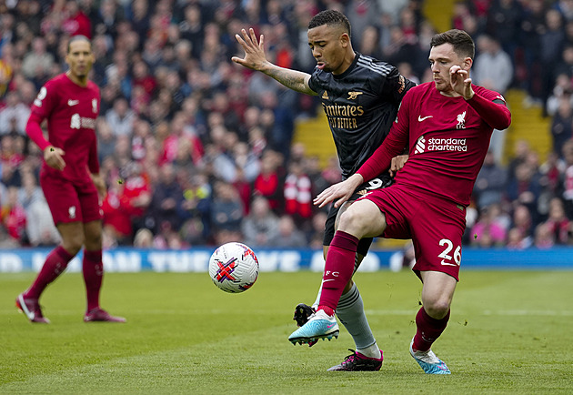 Náskok se tenčí, Arsenal remizoval v Liverpoolu. Leeds dostal pět gólů