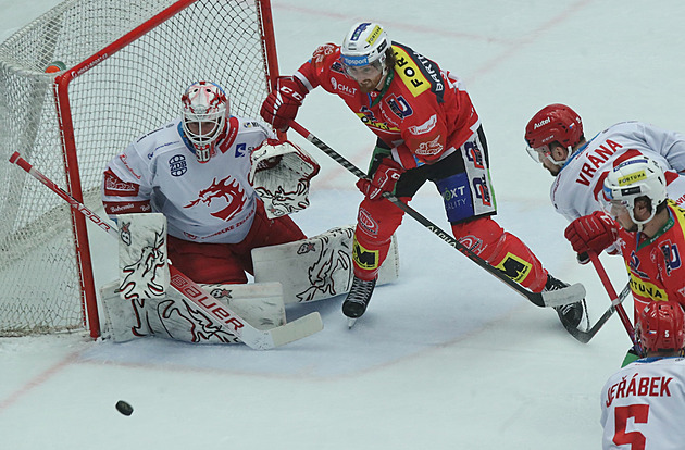 ONLINE: Pardubice - Třinec. Klíčový zápas bitvy gigantů, kdo získá mečbol?