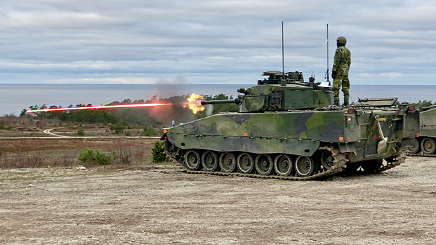Armáda přezbrojí na švédské obrněnce CV90 a začne jednat o leopardech
